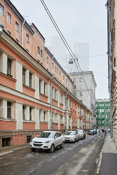 Продается просторная квартира в историческом центре Санкт-Петербурга. 