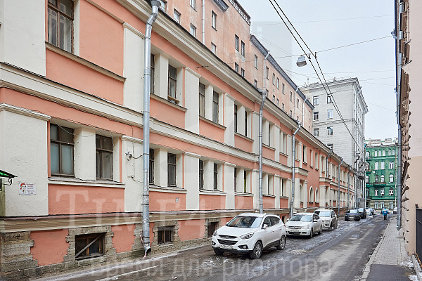 Продается просторная квартира в историческом центре Санкт-Петербурга. 